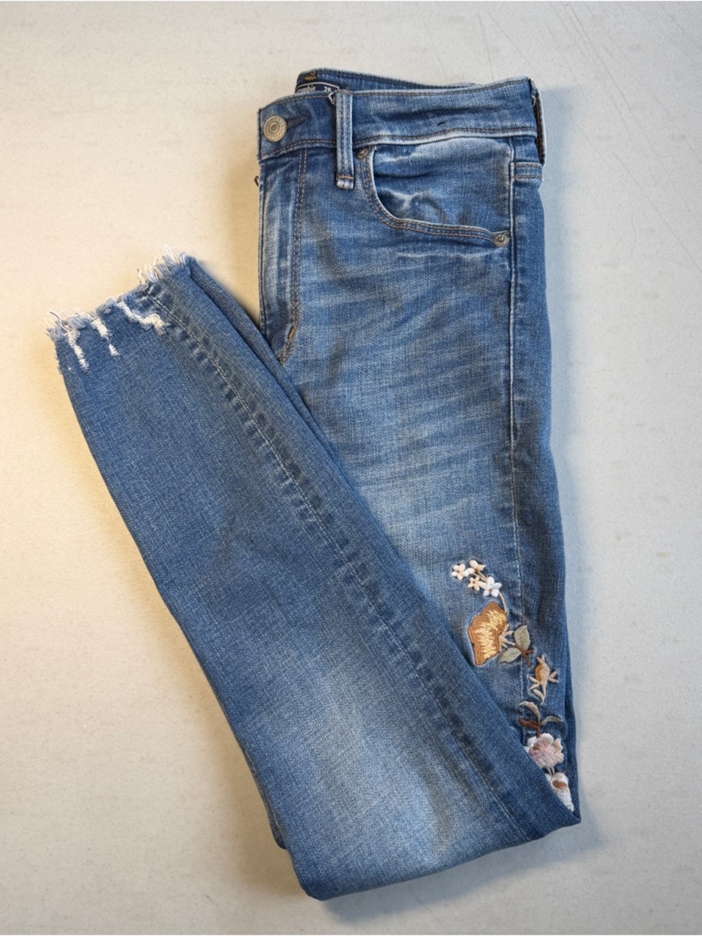 Abercrombie & Fitch High Rise Super Skinny Ankle Embroiderd Jeans